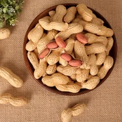 Zdravé a chutné čínske pražené arašidy v škrupine